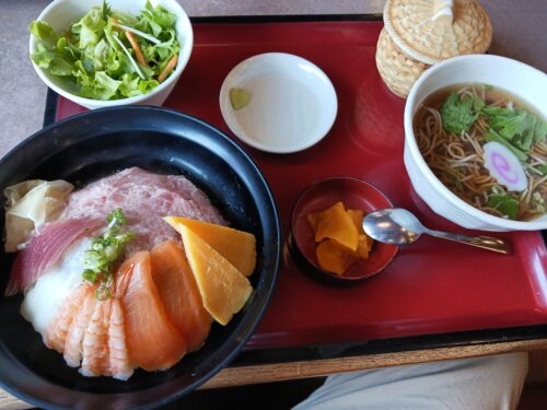 和風レストランまるまつ海鮮丼とミニそばセット