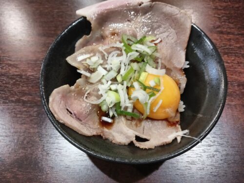 山形市麺屋金斗雲の卵のせ肉ごはん