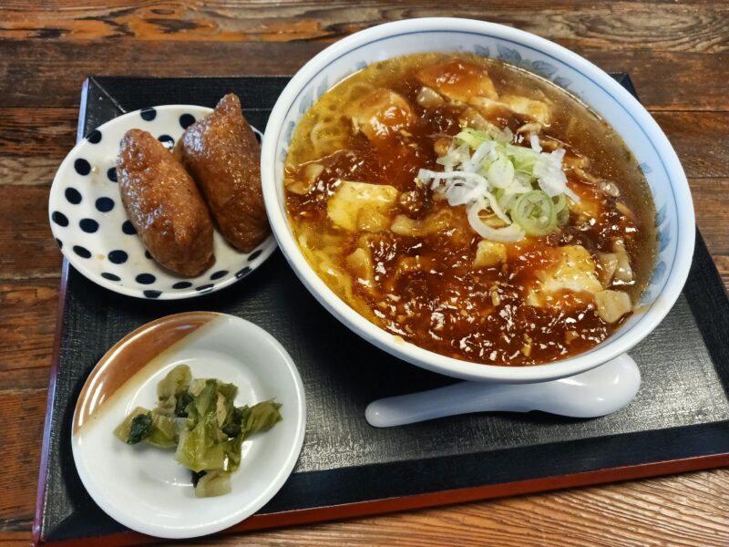 上山市みそのそばやの麻婆ラーメンといなり