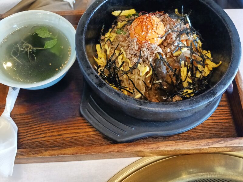 秋田県大館市ホルモン幸楽大館店の石焼きビビンバ