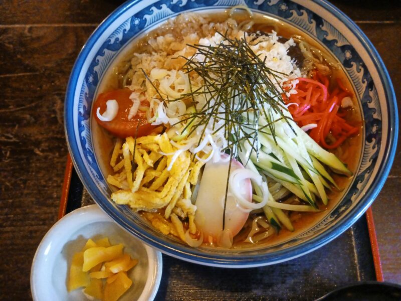上山市そば処やぶいちの冷やしたぬきそば大盛り