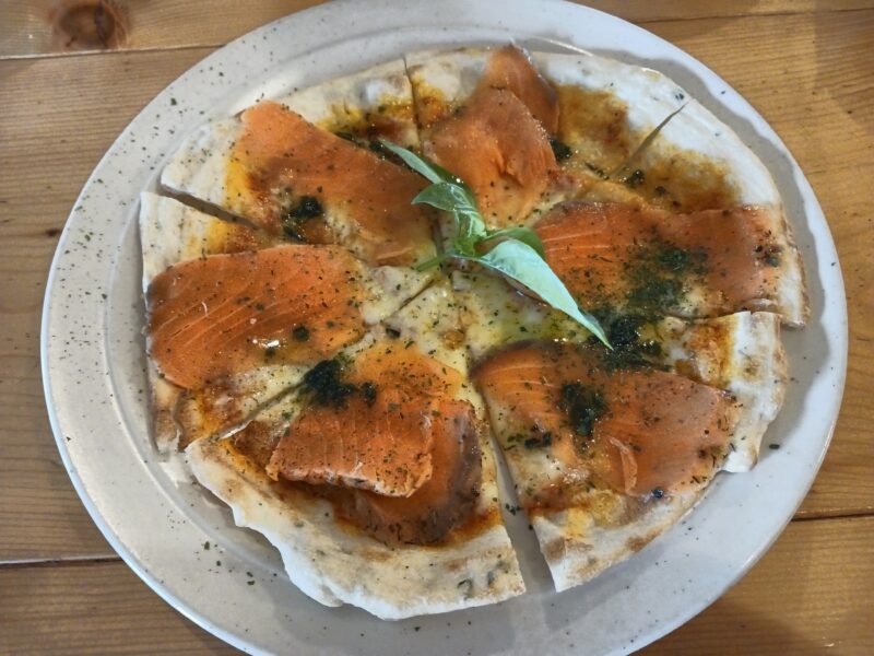 マタタビcafeのスモークサーモンピザ