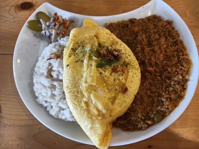 マタタビcafeの玄米オムレツドライカレー