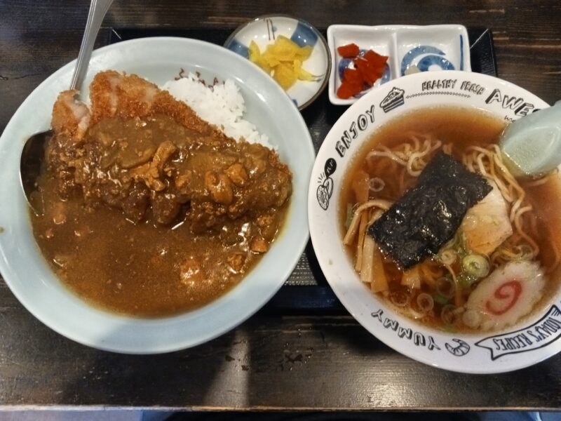 南陽市お食事処ふみよしのカツカレーと半中華