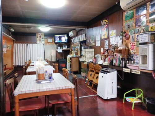 川西町茂木食堂の内観