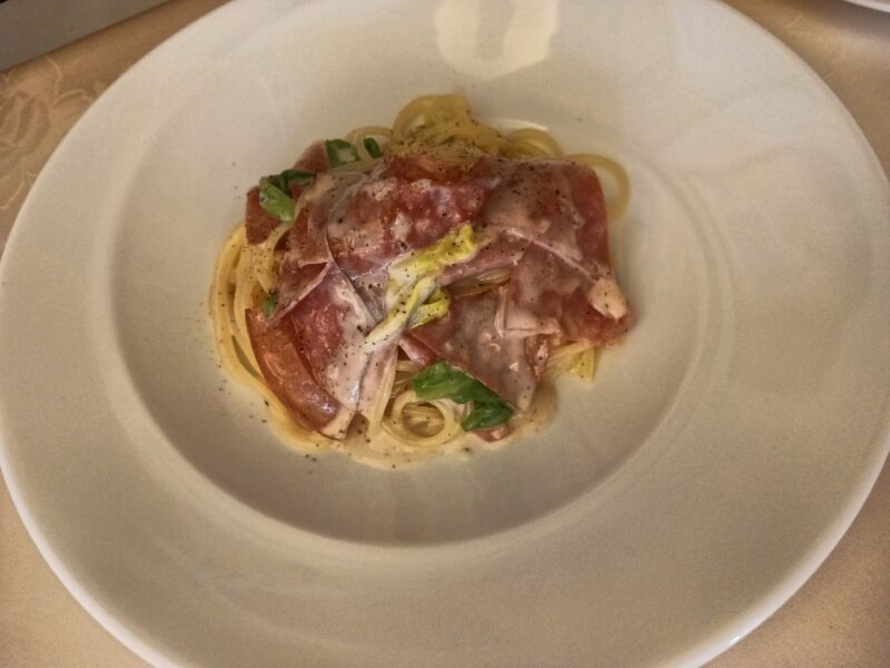 ファーレ ラ コルテのソフトサラミと粒マスタードのクリームソーススパゲッティ