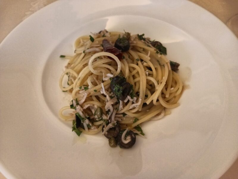 ファーレ ラ コルテのシラスの入った白いブッタネスカスパゲッティ