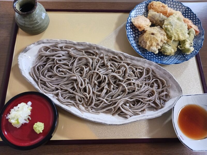 米沢市十割手打ちそば しげ邸の盛りそばと天ぷら盛り合わせ