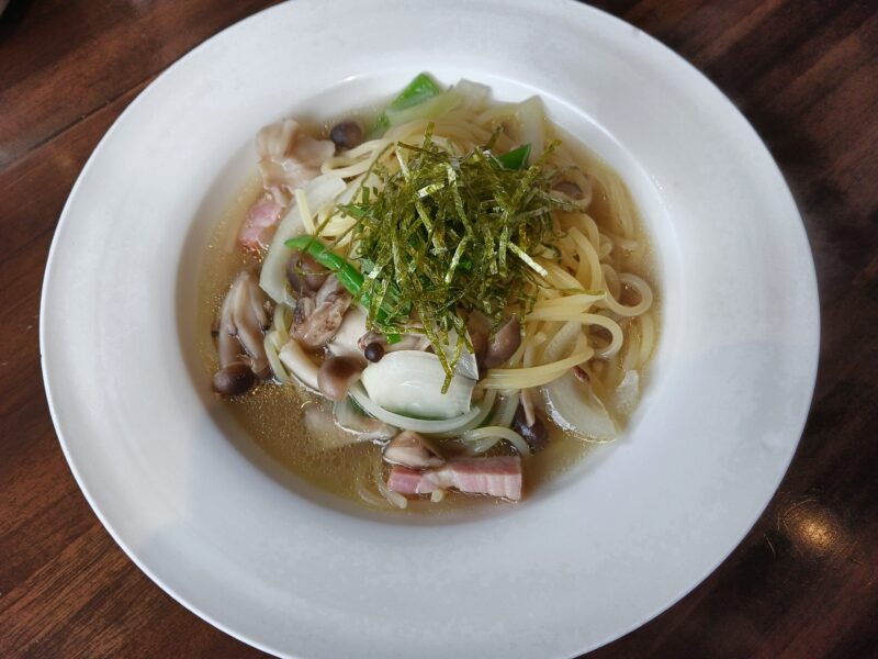 山形市カタズキッチントラベリンのきのことベーコンの和パスタ