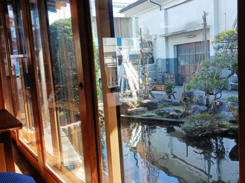 高畠町つけものと手打ちそばの伊澤の店内から庭を望む