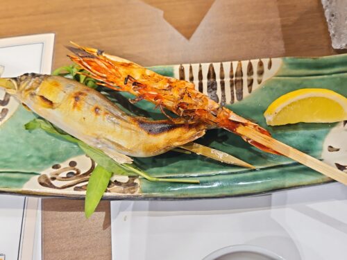 仙台市秋保温泉「伝承千年の宿 佐勘」の鮎の塩焼きと海老の汐焼き