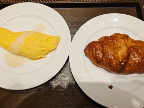 秋保温泉伝承千年の宿佐勘の朝食ビュッフェのオムレツとクロワッサン