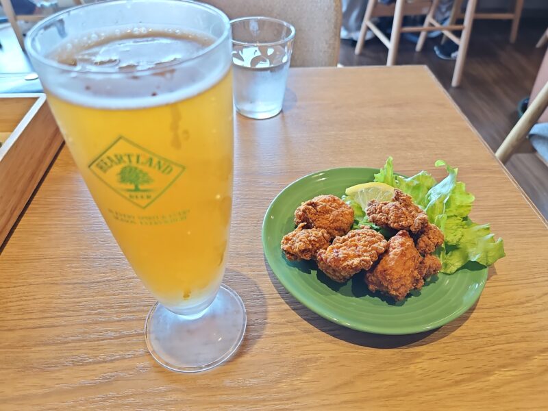 南陽市「cafe Hanamori 南陽山南店」のとり唐揚げとノンアルコールビール