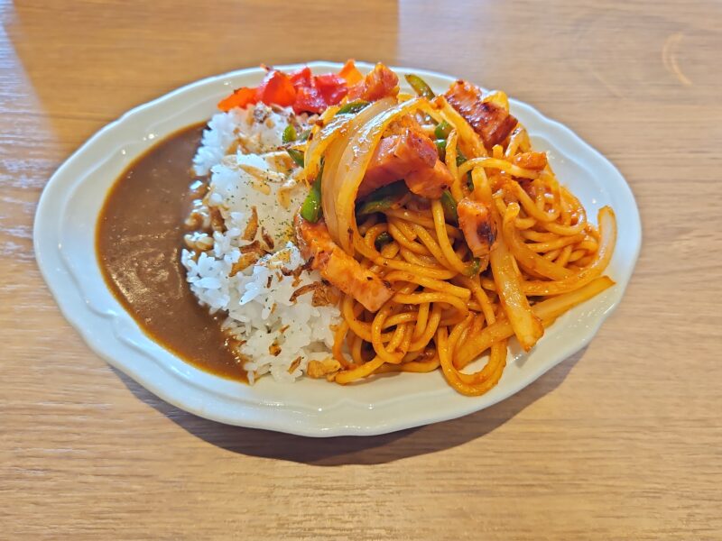 南陽市「cafe Hanamori 南陽山南店」のナポカレー
