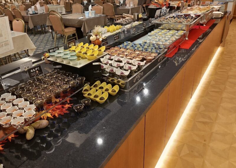 寺泊岬温泉 ホテル飛鳥の夕食ビュッフェテーブル